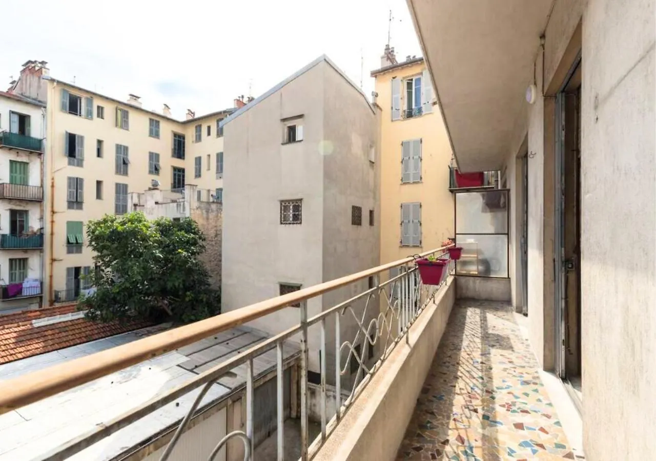 Beautiful & Spacious 2 Bed Apt Near Nice Center