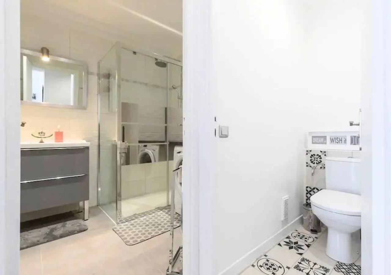 Beautiful & Spacious 2 Bed Apt Near Nice Center 0*,