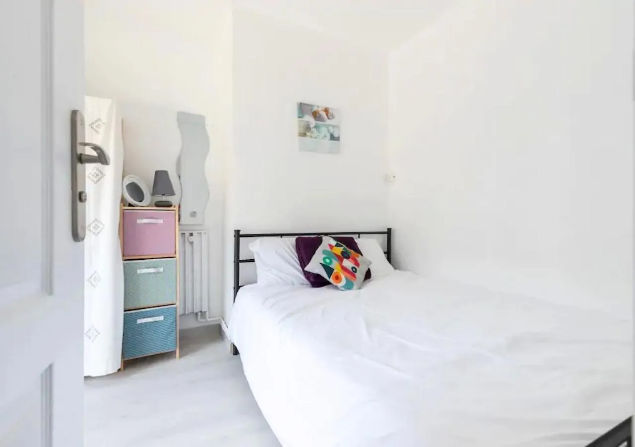 Beautiful & Spacious 2 Bed Apt Near Nice Center Apartment